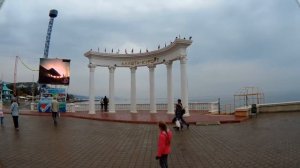 Алушта сегодня осенью в октябре.Туристы,купающиеся в море хоть и нет погоды.Это Крым сегодня осенью
