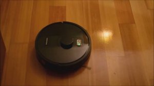 Робот-пылесос REDMOND RV-R670S в работе