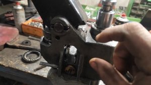 Ремонтирую гидравлическую тележку.