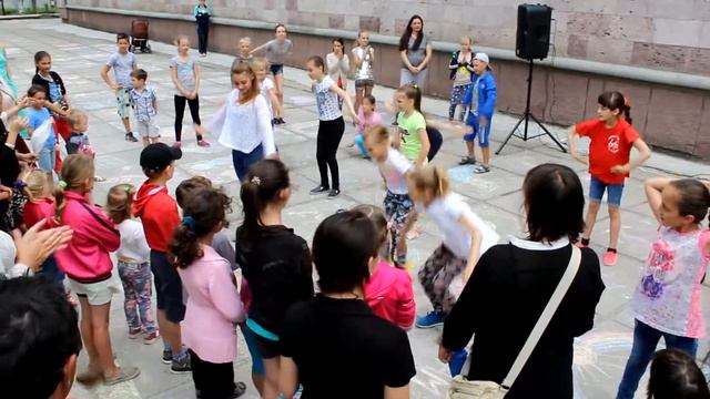 Флеш-моб на день защиты детей смотреть онлайн