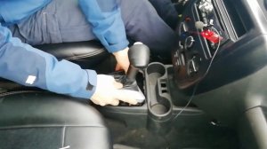 Снятие и установка центрального туннеля селектора АКПП и снятие бардачка с торпеды на Лада Гранта