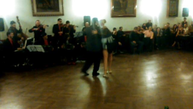 Leo Ortiz y Yanina Erramouspe, bailan con La Juan Darienzo, milonga 2/2 смотреть онлайн