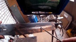 Как заварить трещину в пластине основными электродами (нижнее положение).mp4