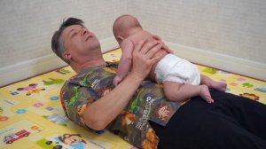 Как выкладывать грудничка и новорожденного на живот правильно