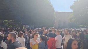 ⚡️Армяне скандируют «Никол — предатель!» в центре Еревана и требуют от Азербайджана прекращения огня