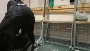 Как же тяжко хоккейному вратарю на себя всю экипировку надеть.