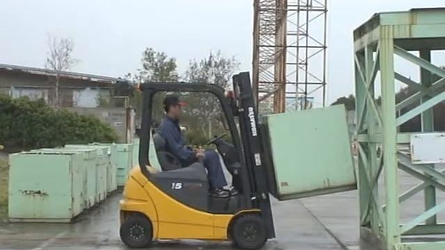 Плавная работа погрузчика KOMATSU при поднятии груза на высоту.