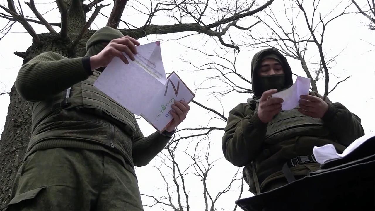Российские военные на передовой получают посылки и письма от близких и часто от незнакомых людей