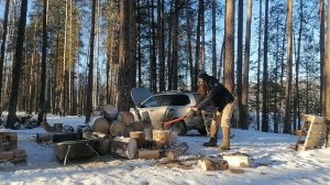 Колка дров , обязательная дисциплина в лесу .