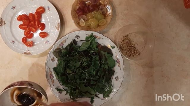 Тёплый салат с грушей с жареным копченым сулугуни