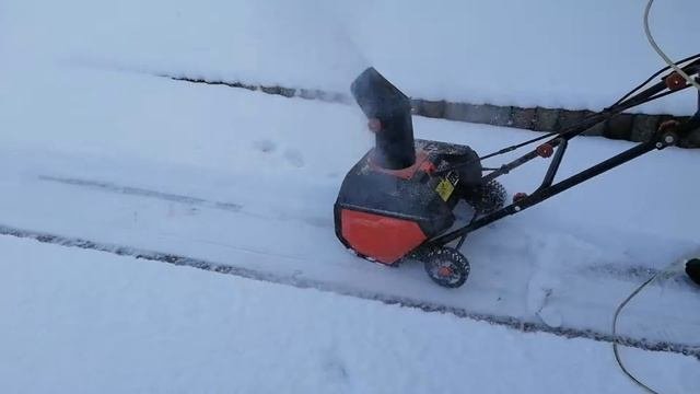 Снегоуборочная машина. Электро снегоуборщик Forte. Убираю снег.