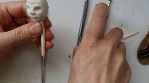 Процесс лепки лица из папье-маше