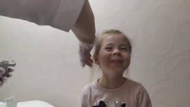 Как правильно и безболезненно прокалывать уши ребёнку пистолетом в пять лет! смотреть онлайн