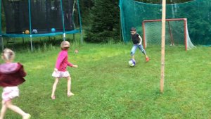 Девочки играют в футбол 2х2