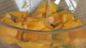 Салат с маринованными креветками и соусом из манго