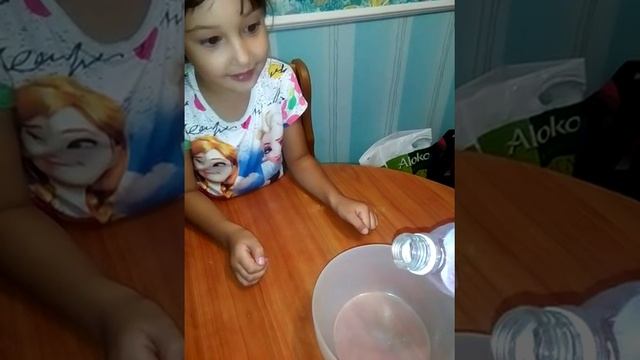 Ставим опыты из жидкости для мытья посуды, перекися водорода и красителя смотреть онлайн
