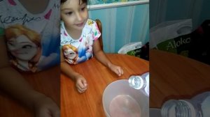Ставим опыты из жидкости для мытья посуды, перекися водорода и красителя