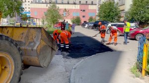 Закатать в асфальт ямы: в Сургуте ремонтируют дворы