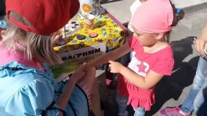 Изабелла катается на лошадях.