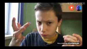 Бешеный мальчик одевает линзы