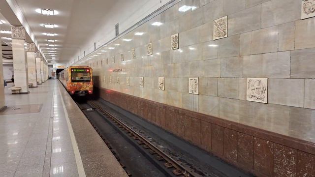 "Поезд-Акварель". 81-740/741.1 Русич отправляется со станции Партизанская смотреть онлайн