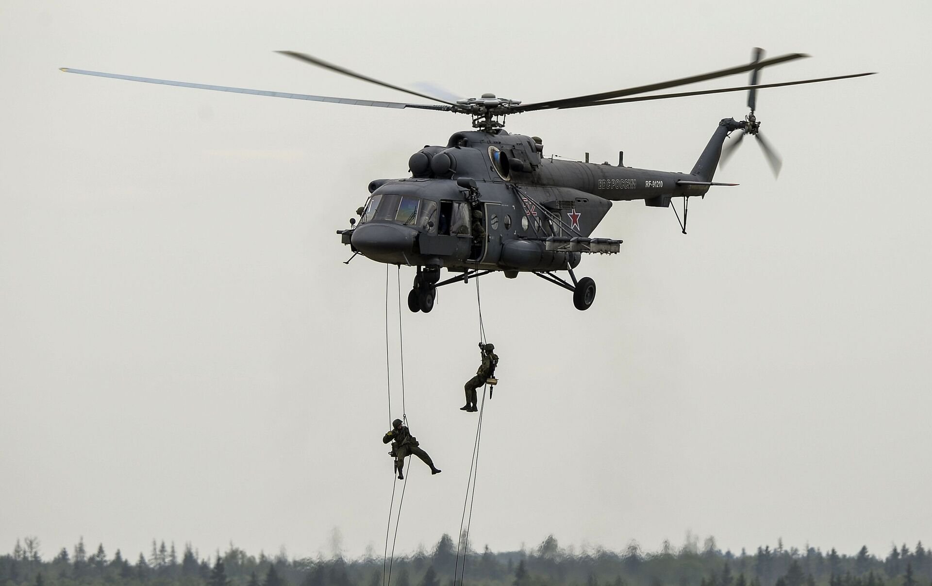 Вертолет десантников. Вертолёт ми-8 АМТШ. Ми-8 АМТШ Терминатор. Десантирование с вертолета ми-8. Десантный вертолет ми8.