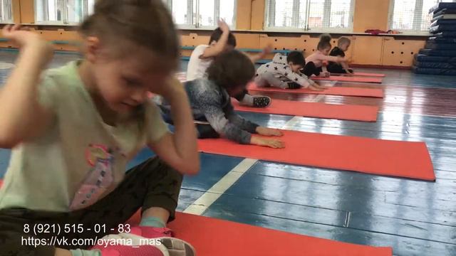 Фрагмент тренировки - растяжка в младшей группе от 3 до 6 лет в Мурманске