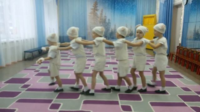 Веселый танец "Где -то на белом свете" смотреть онлайн