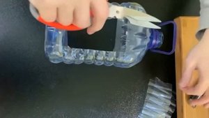 Замечательная кормушка для птиц с 5-ти литровой бутылки