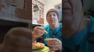На перекус картошка фри и соус.