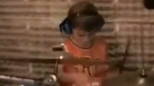 Маленький мальчик чудо-барабанщик