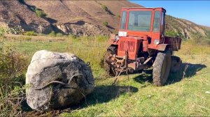 Трактор Т-16 Тащит Камень Больше Свои Весь