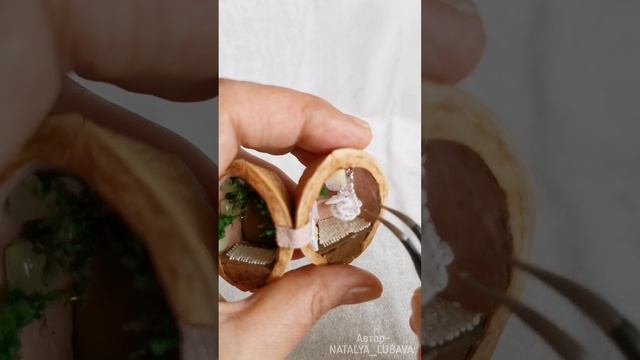 Домик из скорлупы грецкого ореха.Миниатюра.