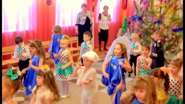 Общий танец-вход на утренник "Новый год, новый год, ёлка, шарики, хлопушки..." смотреть онлайн