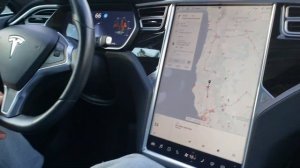 Tesla model S 75d едет сама по хайвею.