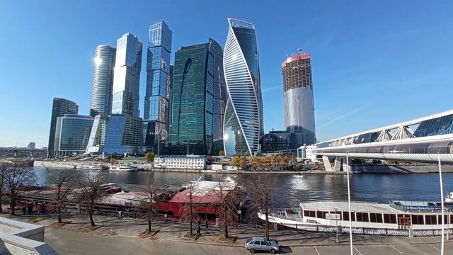 Сити 2021. Москва Сити и пятиэтажки. Москва Сити дома. Москва Сити и старые дома. Москва Сити в фильмах.