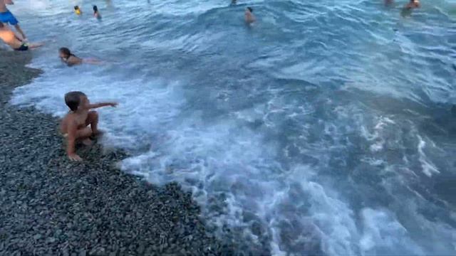 Ялта ТОЛПА ЛЮДЕЙ на ПЛЯЖЕ Купаемся КРЫМ 10 Июля 2021 смотреть онлайн