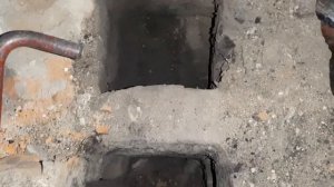 Заглянем внутрь печной трубы. Труба дымила 70 лет. Из чего делали. Разбираю печн.mp4