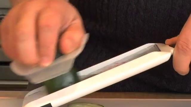 OXO Good Grips Hand-Held Mandoline Slicer смотреть онлайн