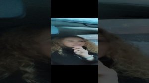 Во дворе дерево упало на машину