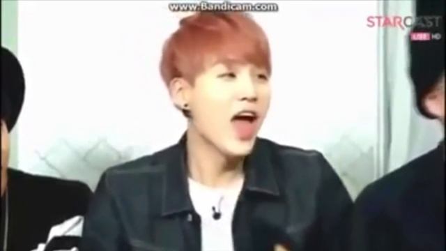 Bts рус сабы. БТС дерзкий мяу Юнги. Taehyung laughing gif.