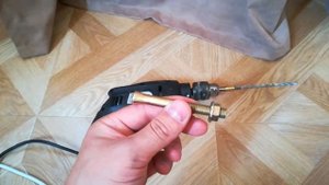 Устанавливаем бур от перфоратора на ударную дрель