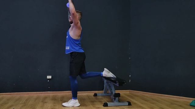 Болгарские выпады с жимом гантелей. смотреть онлайн