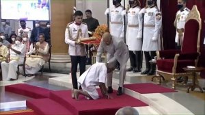 125-year old Swami Sivananda - PM Modi bow down before each other at Padma award function