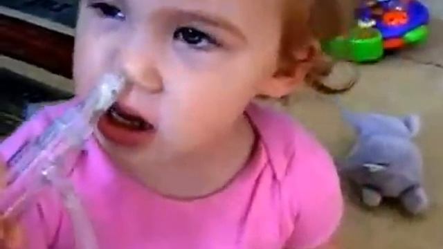 Самостоятельное использование Baby-Vac ребенком. Аспиратор для носа Baby-Vac (соплесос). смотреть онлайн