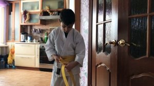 Как правильно завязывать желтый пояс ?Карате