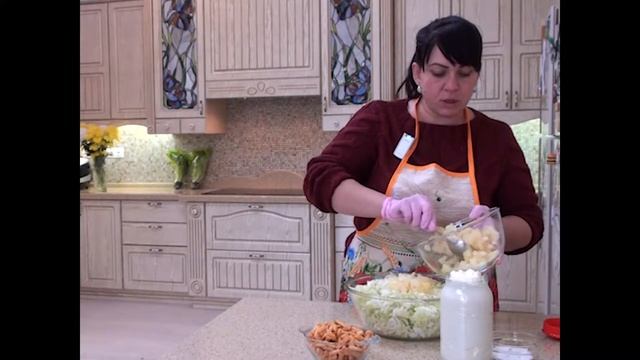 Салат из пекинской капусты с ананасами и сухариками. Готовиться очень быстро.