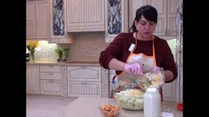Салат из пекинской капусты с ананасами и сухариками. Готовиться очень быстро.