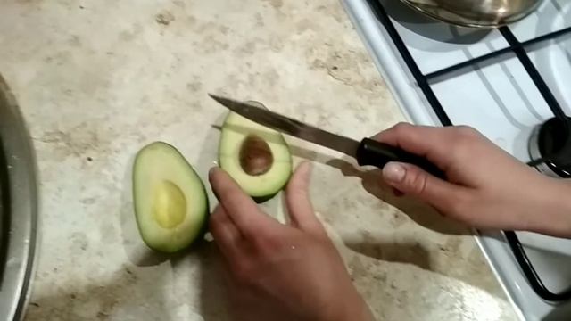 Как достать косточку из авокадо смотреть онлайн