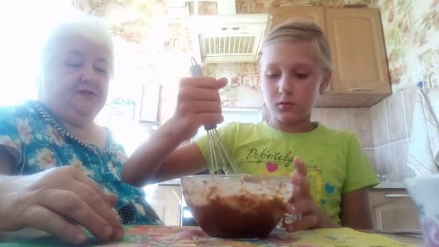 Готовим шоколадный кекс в микроволновой печи(это очень вкусно) смотреть онлайн